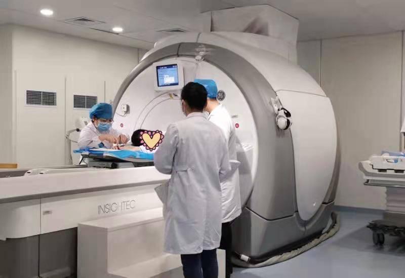 患者正在接受磁波刀治疗过程中