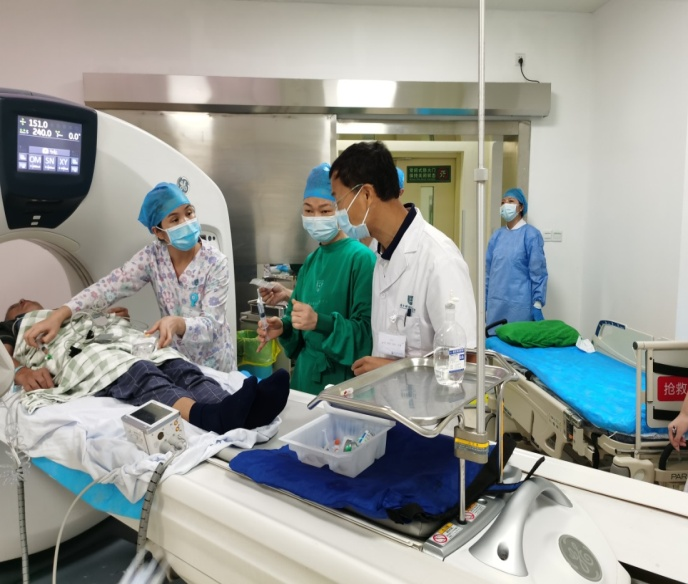 工友打牌兴起“瘫”在牌桌上 “大脑保卫战队”半个钟成功救下