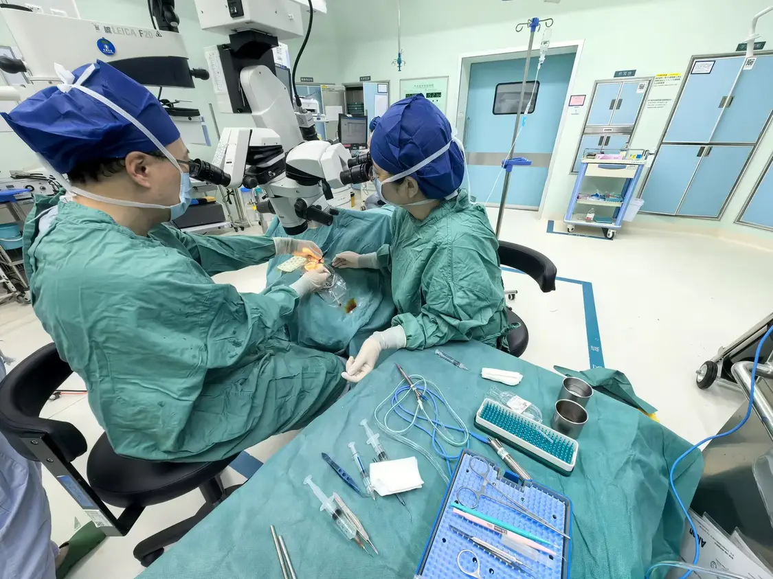 眼科团队手术中
